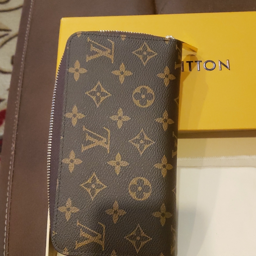 LV Momogram - Picture 4 of 4